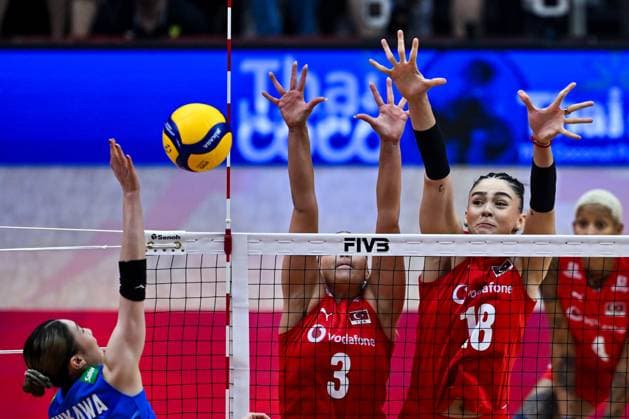 Turkiye v Japan - FIVB Women’s World Volleyball Championship BANGKOK, THAILAND - SEPTEMBER 06: Zehra Gunes (18) of Turkiye in action during the FIVB Women’s Volleyball World Championship, WM, Weltmeisterschaft semi-final match between Turkiye and Japan at Huamark Indoor Stadium in Bangkok, Thailand, on September 06, 2025. Mustafa Hatipoglu Anadolu Bangkok Thailand. Editorial use only. Please get in touch for any other usage.  Copyright: x2025xAnadoluxMustafaxHatipoglux