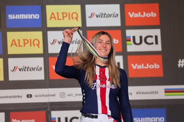 2025 UCI Mountain Bike World Championships Picture by Alex Whitehead SWpix.com - 06 09 2025 - Cycling - 2025 UCI Mountain Bike World Championships - Downhill - ChampÃ ry, Valais, Switzerland - Women Junior Final - Podium - Aletha Ostgaard (United States) receiving the Bronze Medal Copyright: x xSWpix.comx(t axPhotographyxHubxLtd)xAlexxWhitehead SWpix.comx SWP-3030-2190