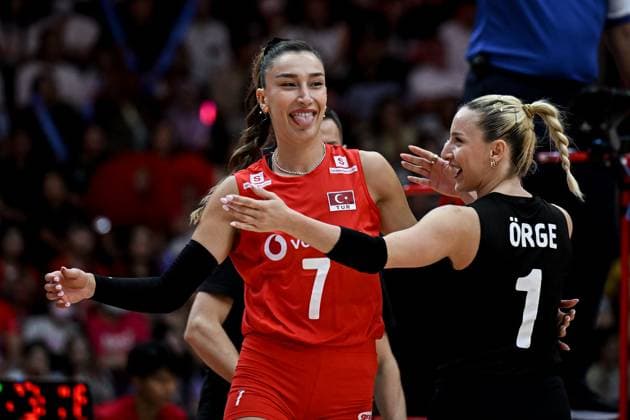 Turkiye v Japan - FIVB Women’s World Volleyball Championship BANGKOK, THAILAND - SEPTEMBER 06: Gizem Orge (1) of Turkiye celebrates with Hande Baladin (L) after their score during the FIVB Women’s Volleyball World Championship, WM, Weltmeisterschaft semi-final match between Turkiye and Japan at Huamark Indoor Stadium in Bangkok, Thailand, on September 06, 2025. Mustafa Hatipoglu Anadolu Bangkok Thailand. Editorial use only. Please get in touch for any other usage.  Copyright: x2025xAnadoluxMustafaxHatipoglux