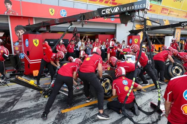 The Ferrari team simulate the tire change, 3 Free Practice, Italian Grand Prix, Motorsport, Men, Formula 1, 06 09 2025 Monza Lombardy Italy Copyright: xkolbert-press ChristianxKolbertx