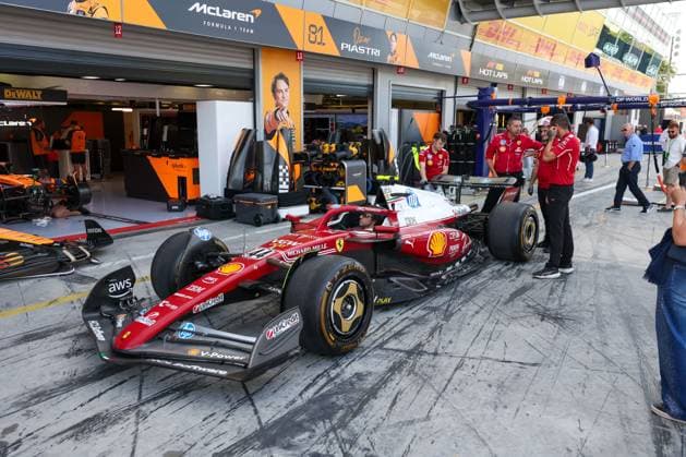 The Ferrari team simulate the tire change, 3 Free Practice, Italian Grand Prix, Motorsport, Men, Formula 1, 06 09 2025 Monza Lombardy Italy Copyright: xkolbert-press ChristianxKolbertx