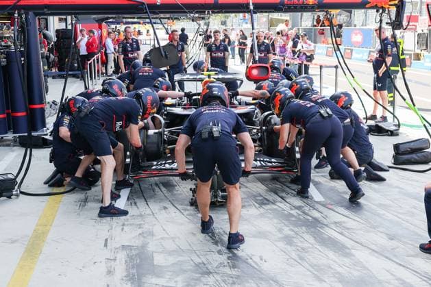 The mechanics prepare the car of Yuki Tsunoda Oracle Red Bull Racing 22 for free practice, 3 Free Practice, Italian Grand Prix, Motorsport, Men, Formula 1, 06 09 2025 Monza Lombardy Italy Copyright: xkolbert-press ChristianxKolbertx