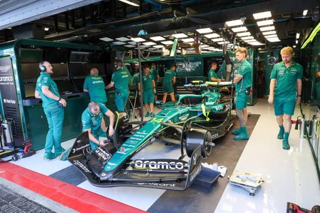 The mechanics prepare Fernando Alonso Aston Martin Aramco 14s car for free practice, 3 Free Practice, Italian Grand Prix, Motorsport, Men, Formula 1, 06 09 2025 Monza Lombardy Italy Copyright: xkolbert-press ChristianxKolbertx