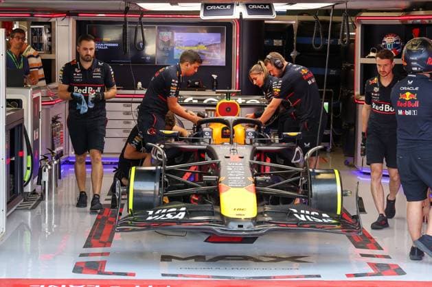 The mechanics prepare the car of Max Verstappen Oracle Red Bull Racing 1 for free practice, 3 Free Practice, Italian Grand Prix, Motorsport, Men, Formula 1, 06 09 2025 Monza Lombardy Italy Copyright: xkolbert-press ChristianxKolbertx