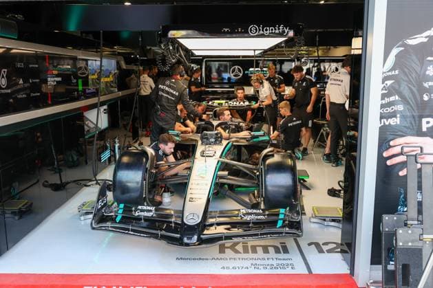 The mechanics prepare the car of Kimi Antonelli Mercedes AMG Petronas 12 for free practice, 3 Free Practice, Italian Grand Prix, Motorsport, Men, Formula 1, 06 09 2025 Monza Lombardy Italy Copyright: xkolbert-press ChristianxKolbertx