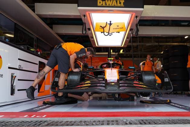 The mechanics prepare the car of Lando Norris McLaren Formula 1 Team 4 for free practice, 3 Free Practice, Italian Grand Prix, Motorsport, Men, Formula 1, 06 09 2025 Monza Lombardy Italy Copyright: xkolbert-press ChristianxKolbertx