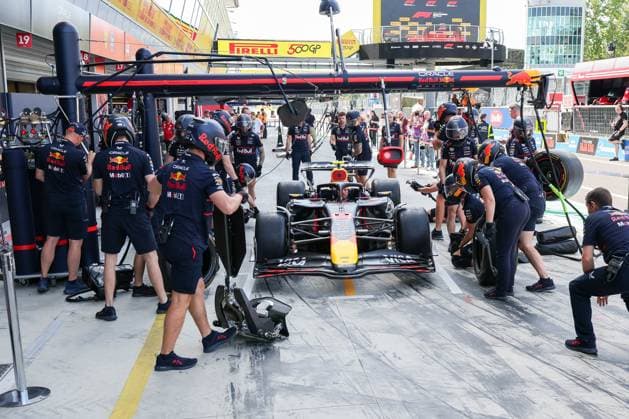 The mechanics prepare the car of Yuki Tsunoda Oracle Red Bull Racing 22 for free practice, 3 Free Practice, Italian Grand Prix, Motorsport, Men, Formula 1, 06 09 2025 Monza Lombardy Italy Copyright: xkolbert-press ChristianxKolbertx