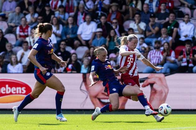 Google Pixel Women Bundesliga 1 FC Cologne Women RB Leipzig Women 06 09 2025 Victoria Krug RB Leipzig Women, 20 , Sandra Maria Jessen 1 FC Cologne Women, 6 Google Pixel Women Bundesliga 1 FC Cologne Women RB Leipzig Women Franz Kremer Stadion, Cologne 06 09 2025 Copyright: xBEAUTIFULxSPORTS Buriakovx