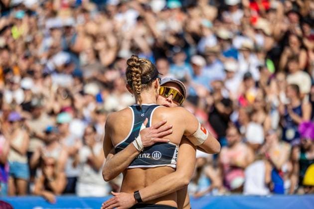 Beach volleyball I German Championships 2025 I Timmendorfer Strand I Day 3 I 06 09 2025 Lea Sophie Kunst Eintracht Spontent and Melanie Paul Eintracht Spontent embrace each other Timmendorfer Strand Schleswig Holstein Germany Copyright: xLobeca JasperxLorenzx