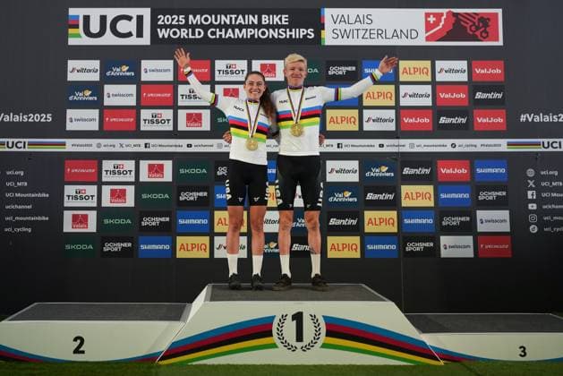 2025 UCI Mountain Bike World Championships Picture by Thomas Maheux SWpix.com - 06 09 2025 - Cycling - 2025 UCI Mountain Bike World Championships - Mountain Bike Marathon, Verbier to Val d Anniviers (Grimentz), Valais, Switzerland - Podium - Keegan Swenson (United States) and Kate Courtney (United States) receiving the Gold Medal to become World Champion Copyright: x xSWpix.comx(t axPhotographyxHubxLtd)xThomasxMaheux SWpix.comx SWP-3030-2263