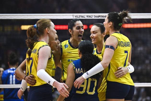 Italy v Brazil - FIVB Women’s World Volleyball Championship??????? BANGKOK, THAILAND - SEPTEMBER 06: Players of Brazil celebrate after scoring a point during the FIVB Women’s Volleyball World Championship, WM, Weltmeisterschaft semi-final match between Italy and Brazil at Huamark Indoor Stadium in Bangkok, Thailand, on September 06, 2025. Mustafa Hatipoglu Anadolu Banghok Thailand. Editorial use only. Please get in touch for any other usage.  Copyright: x2025xAnadoluxMustafaxHatipoglux