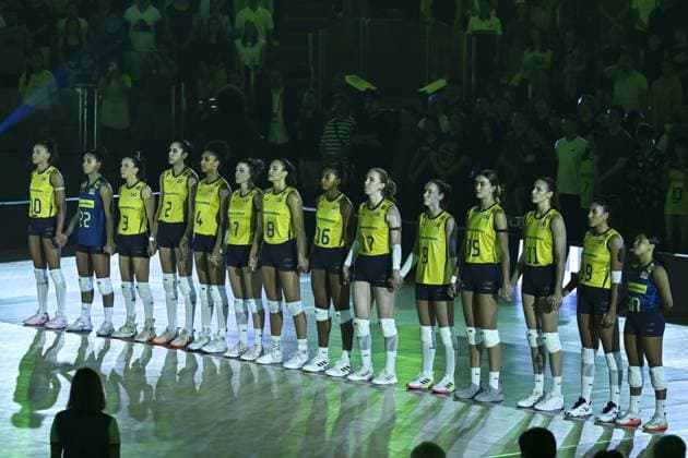 Italy v Brazil - FIVB Women’s World Volleyball Championship??????? BANGKOK, THAILAND - SEPTEMBER 06: Players of Brazil stand during the ceremony prior to the FIVB Women’s Volleyball World Championship, WM, Weltmeisterschaft semi-final match between Italy and Brazil at Huamark Indoor Stadium in Bangkok, Thailand, on September 06, 2025. Mustafa Hatipoglu Anadolu Banghok Thailand. Editorial use only. Please get in touch for any other usage.  Copyright: x2025xAnadoluxMustafaxHatipoglux