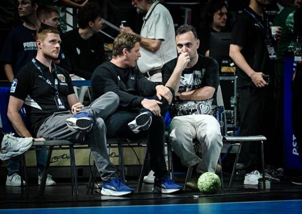 06 09 2025, xlakx, Handball Daikin HBL, Fuechse Berlin SC Magdeburg v l Maximilian Rinderle Fuechse Berlin Co Trainer , Nicolej Krickau Fuechse Berlin Trainer , Bob Hanning Fuechse Berlin Managing Director Berlin Daniel Lakomski