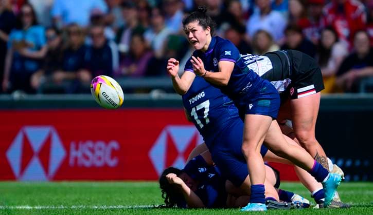 Canada v Scotland, Exeter, UK - 6 Sept 2025 Caity Mattinson of Scotland spins the ball out during the Women s Rugby World Cup 2025 Pool B match between Canada and Scotland at the Sandy Park Stadium on September 6, 2025 in Exeter, England. (Photo by Phil Mingo PPAUK) Exeter Sandy Park Devon GBR Copyright: xPhilxMingo PPAUKx PPA-211510