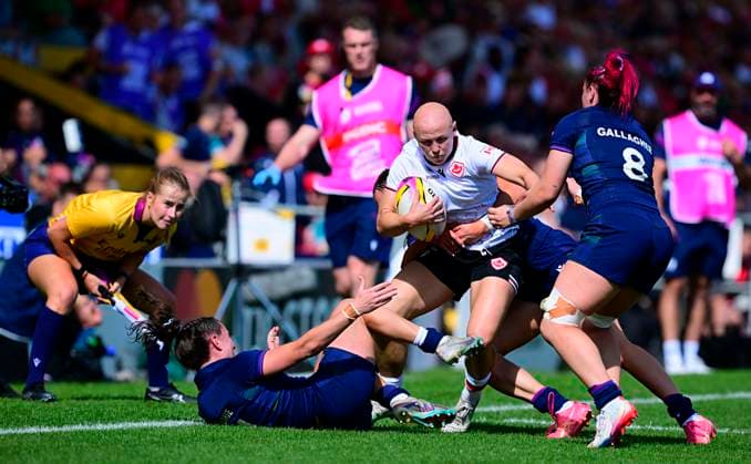 Canada v Scotland, Exeter, UK - 6 Sept 2025 Olivia Apps of Canada looks to evade the tackles from Francesca McGhie of Scotland and Evie Gallagher of Scotland during the Women s Rugby World Cup 2025 Pool B match between Canada and Scotland at the Sandy Park Stadium on September 6, 2025 in Exeter, England. (Photo by Phil Mingo PPAUK) Exeter Sandy Park Devon GBR Copyright: xPhilxMingo PPAUKx PPA-211515