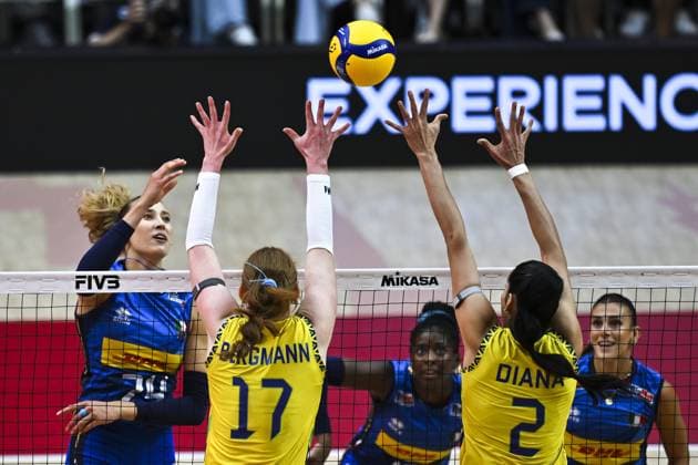 Italy v Brazil - FIVB Women’s World Volleyball Championship BANGKOK, THAILAND - SEPTEMBER 06: Julia Isabelle Bergmann (17) and Diana Duarte Alecrim (2) of Brazil in action during the FIVB Women’s Volleyball World Championship, WM, Weltmeisterschaft semi-final match between Italy and Brazil at Huamark Indoor Stadium in Bangkok, Thailand, on September 06, 2025. Mustafa Hatipoglu Anadolu Banghok Thailand. Editorial use only. Please get in touch for any other usage.  Copyright: x2025xAnadoluxMustafaxHatipoglux