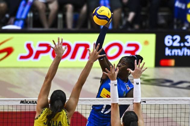 Italy v Brazil - FIVB Women’s World Volleyball Championship BANGKOK, THAILAND - SEPTEMBER 06: Myriam Fatime Sylla (17) of Italy in action during the FIVB Women’s Volleyball World Championship, WM, Weltmeisterschaft semi-final match between Italy and Brazil at Huamark Indoor Stadium in Bangkok, Thailand, on September 06, 2025. Mustafa Hatipoglu Anadolu Banghok Thailand. Editorial use only. Please get in touch for any other usage.  Copyright: x2025xAnadoluxMustafaxHatipoglux