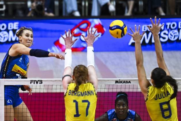 Italy v Brazil - FIVB Women’s World Volleyball Championship BANGKOK, THAILAND - SEPTEMBER 06: Julia Isabelle Bergmann (17) and Julia Gambatto Kudiess (8) of Brazil in action during the FIVB Women’s Volleyball World Championship, WM, Weltmeisterschaft semi-final match between Italy and Brazil at Huamark Indoor Stadium in Bangkok, Thailand, on September 06, 2025. Mustafa Hatipoglu Anadolu Banghok Thailand. Editorial use only. Please get in touch for any other usage.  Copyright: x2025xAnadoluxMustafaxHatipoglux