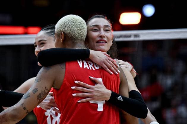 Turkiye v Japan - FIVB Women’s World Volleyball Championship BANGKOK, THAILAND - SEPTEMBER 06: Hande Baladin (rear) and Melissa Teresa Vargas (front) of Turkiye celebrate after a point during the FIVB Women’s Volleyball World Championship, WM, Weltmeisterschaft semi-final match between Turkiye and Japan at Huamark Indoor Stadium in Bangkok, Thailand, on September 06, 2025. Mustafa Hatipoglu Anadolu Banghok Thailand. Editorial use only. Please get in touch for any other usage.  Copyright: x2025xAnadoluxMustafaxHatipoglux