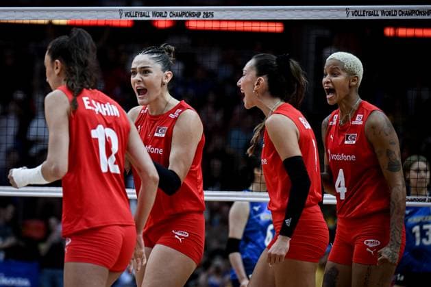 Turkiye v Japan - FIVB Women’s World Volleyball Championship BANGKOK, THAILAND - SEPTEMBER 06: Players of Turkiye celebrate after a point during the FIVB Women’s Volleyball World Championship, WM, Weltmeisterschaft semi-final match between Turkiye and Japan at Huamark Indoor Stadium in Bangkok, Thailand, on September 06, 2025. Mustafa Hatipoglu Anadolu Banghok Thailand. Editorial use only. Please get in touch for any other usage.  Copyright: x2025xAnadoluxMustafaxHatipoglux