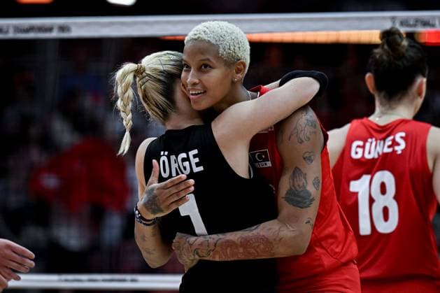 Turkiye v Japan - FIVB Women’s World Volleyball Championship BANGKOK, THAILAND - SEPTEMBER 06: Gizem Orge (1) and Melissa Teresa Vargas (4) of Turkiye celebrate after a point during the FIVB Women’s Volleyball World Championship, WM, Weltmeisterschaft semi-final match between Turkiye and Japan at Huamark Indoor Stadium in Bangkok, Thailand, on September 06, 2025. Mustafa Hatipoglu Anadolu Banghok Thailand. Editorial use only. Please get in touch for any other usage.  Copyright: x2025xAnadoluxMustafaxHatipoglux