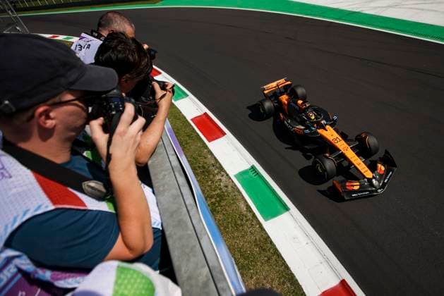 F1 - ITALIAN GRAND PRIX 2025 81 PIASTRI Oscar (aus), McLaren F1 Team MCL39, action photographers during the 2025 Formula 1 Pirelli Grand Premio d™Italia, 2025 Italian Grand Prix, 16th round of the 2025 FIA Formula One World Championship, WM, Weltmeisterschaft from September 5 to 7, 2025 on the Autodromo Nazionale Monza, in Monza, Italy - MonzaItaly  Copyright: xXavixBonillax