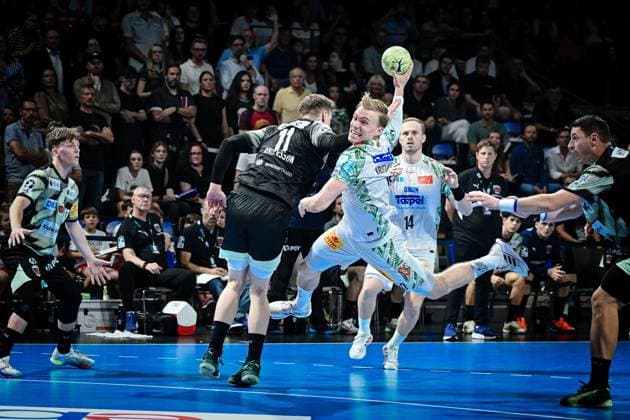 06 09 2025, xlakx, Handball Daikin HBL, Fuechse Berlin SC Magdeburg v l Lasse Andersson Fuechse Berlin , Gisli Kristjansson SC Magdeburg , goes for a jump shot Berlin Daniel Lakomski