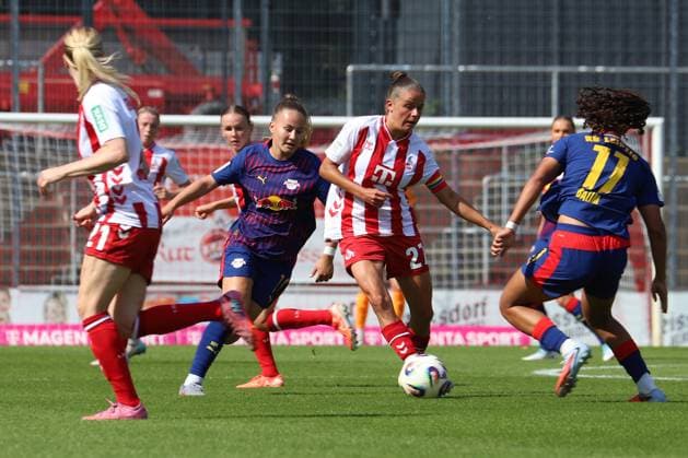 05 09 2025, xsscx, Frauen Fuï¬ball, 1 FC Köln RB Leipzig, 1 Fuï¬ball Bundesliga, 01 Spieltag, Franz Kremer Stadion, Saison 2025 2026 Laura Feiersinger 1 FC Koeln 27 im Zweikampf gegen Elvira Herzog RB Leipzig 1 DFB regulations prohibit any use of photographs as image sequences and or quasi video Nordrhein Westfalen Deutschland Nordrhein Westfalen Germany