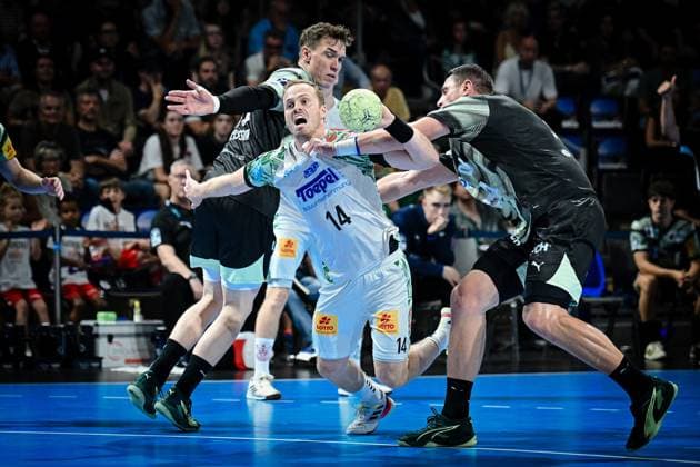 06 09 2025, xlakx, Handball Daikin HBL, Fuechse Berlin SC Magdeburg v l Lasse Andersson Fuechse Berlin , Omar Ingi Magnusson SC Magdeburg , Mijajlo Marsenic Fuechse Berlin duel, duel, fight, tackle Berlin Daniel Lakomski
