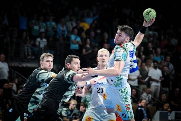 06 09 2025, xlakx, Handball Daikin HBL, Fuechse Berlin SC Magdeburg v l Mijajlo Marsenic Fuechse Berlin , Magnus Saugstrup SC Magdeburg , Elvar Oern Jonsson SC Magdeburg , sets up for a jump shot Berlin Daniel Lakomski