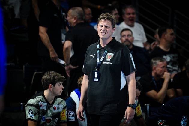 06 09 2025, xlakx, Handball Daikin HBL, Fuechse Berlin SC Magdeburg v l Nicolej Krickau Fuechse Berlin coach disappointed, looks disappointed, disappointed Berlin Daniel Lakomski