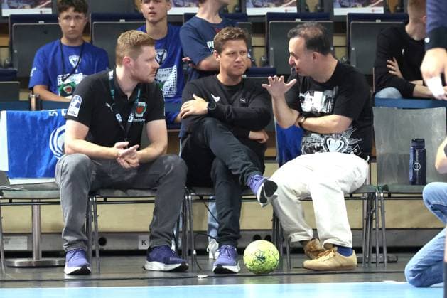 DEU, DHB, 1 HBL, Fuechse Berlin vs SC Magdeburg, 06 09 2025, Max Schmeling Halle, Berlin, DEU, DHB, 1 HBL, Fuechse Berlin vs SC Magdeburg, in the picture head coach Nicolej Krickau Fuechse Berlin , manager Bob Hanning Fuechse Berlin , co-coach Maximilian Rinderle Fuechse Berlin nordphotoxGmbHx xEngler nph00076