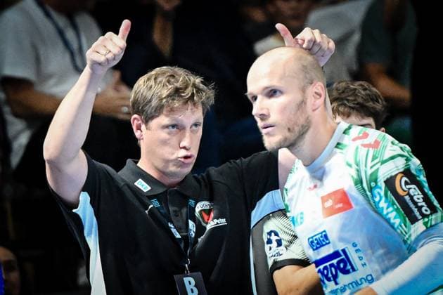 06 09 2025, xlakx, Handball Daikin HBL, Fuechse Berlin SC Magdeburg v l Nicolej Krickau Fuechse Berlin coach gives instructions, gesticulates with arms, gesticulate, gives instructions Berlin Daniel Lakomski