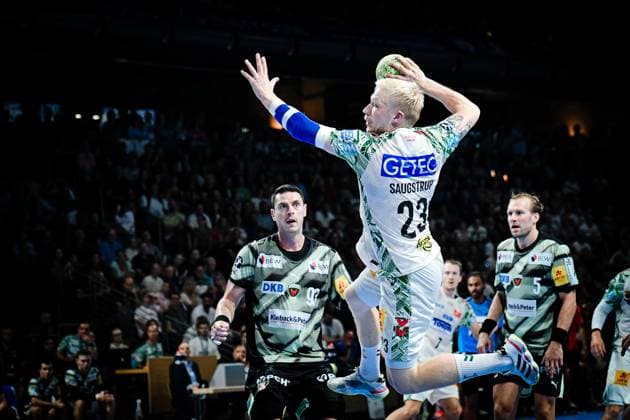 06 09 2025, xlakx, Handball Daikin HBL, Fuechse Berlin SC Magdeburg v l Mijajlo Marsenic Fuechse Berlin , Magnus Saugstrup SC Magdeburg goes for a jump shot Berlin Daniel Lakomski