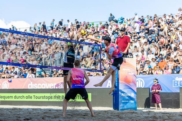 Beach volleyball I German Championships 2025 I Timmendorfer Strand I Day 3 I 06 09 2025 Benedikt Sagstetter Eintracht Spontent blocks the attack of Robin Sowa FC St Pauli Timmendorfer Strand Schleswig Holstein Germany Copyright: xLobeca JasperxLorenzx