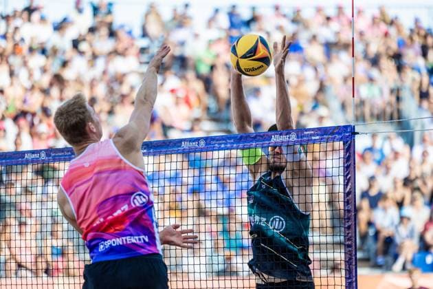 Beach volleyball I German Championships 2025 I Timmendorfer Strand I Day 3 I 06 09 2025 Jonas Reinhardt Beach Verein Mainz e V hits into the block of Benedikt Sagstetter Eintracht Spontent Timmendorfer Strand Schleswig Holstein Germany Copyright: xLobeca JasperxLorenzx