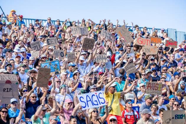 Beach volleyball I German Championships 2025 I Timmendorfer Strand I Day 3 I 06 09 2025 Fans hold homemade signs in the air Timmendorfer Strand Schleswig Holstein Germany Copyright: xLobeca JasperxLorenzx