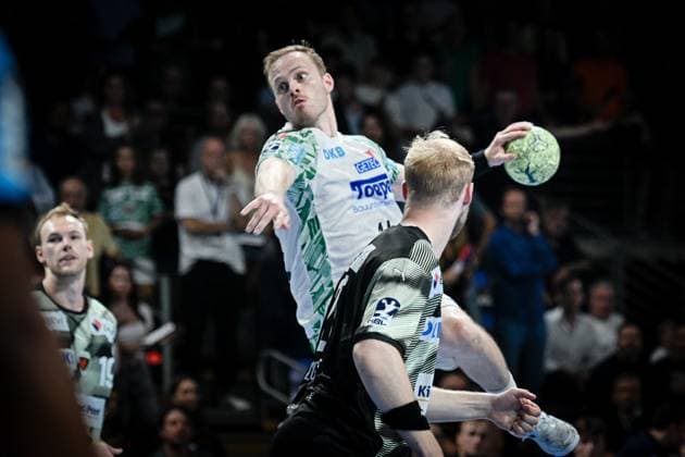 06 09 2025, xlakx, Handball Daikin HBL, Fuechse Berlin SC Magdeburg v l Omar Ingi Magnusson SC Magdeburg , goes for the jump shot Berlin Daniel Lakomski