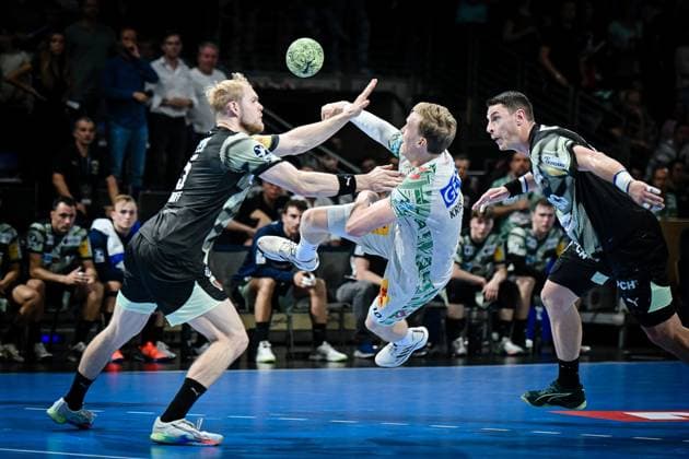 06 09 2025, xlakx, Handball Daikin HBL, Fuechse Berlin SC Magdeburg v l Matthes Langhoff Fuechse Berlin ,Gisli Kristjansson SC Magdeburg ,Mijajlo Marsenic Fuechse Berlin duel, duel, fight, tackle Berlin Daniel Lakomski