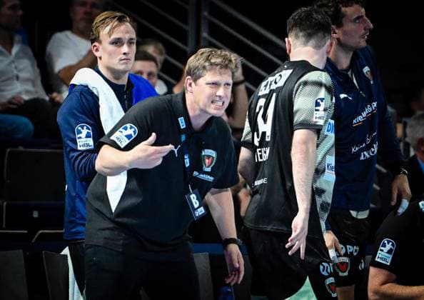 06 09 2025, xlakx, Handball Daikin HBL, Fuechse Berlin SC Magdeburg v l Nicolej Krickau Fuechse Berlin coach gives instructions, gesticulates with arms, gesticulate, gives instructions Berlin Daniel Lakomski