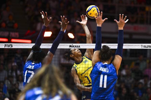 Italy v Brazil - FIVB Women’s World Volleyball Championship BANGKOK, THAILAND - SEPTEMBER 06: Anna Danesi (11) and Myriam Fatime Sylla (17) of Italy in action during the FIVB Women’s Volleyball World Championship, WM, Weltmeisterschaft semi-final match between Italy and Brazil at Huamark Indoor Stadium in Bangkok, Thailand, on September 06, 2025. Mustafa Hatipoglu Anadolu Banghok Thailand. Editorial use only. Please get in touch for any other usage.  Copyright: x2025xAnadoluxMustafaxHatipoglux