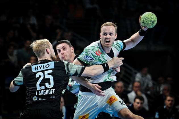 06 09 2025, xlakx, Handball Daikin HBL, Fuechse Berlin SC Magdeburg f l Matthes Langhoff Fuechse Berlin , Mijajlo Marsenic Fuechse Berlin , Omar Ingi Magnusson SC Magdeburg goes for a jump shot Berlin Daniel Lakomski