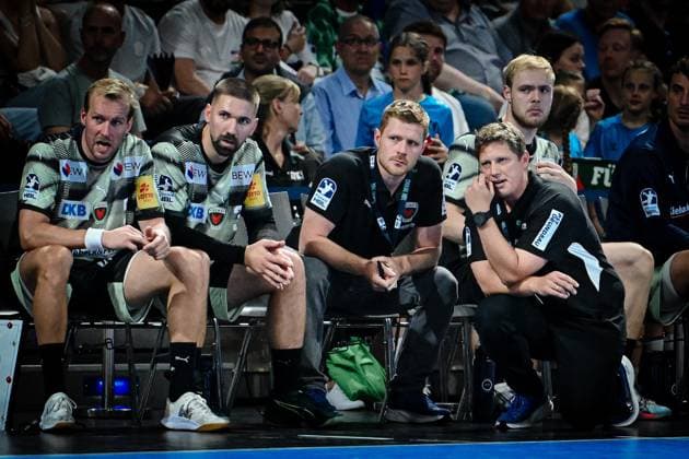 06 09 2025, xlakx, Handball Daikin HBL, Fuechse Berlin SC Magdeburg v l Max Darj Fuechse Berlin ,Fabian Wiede Fuechse Berlin ,Maximilian Rinderle Fuechse Berlin Co Coach ,Nicolej Krickau Fuechse Berlin Coach disappointed, looks disappointed, disappointed Berlin Daniel Lakomski
