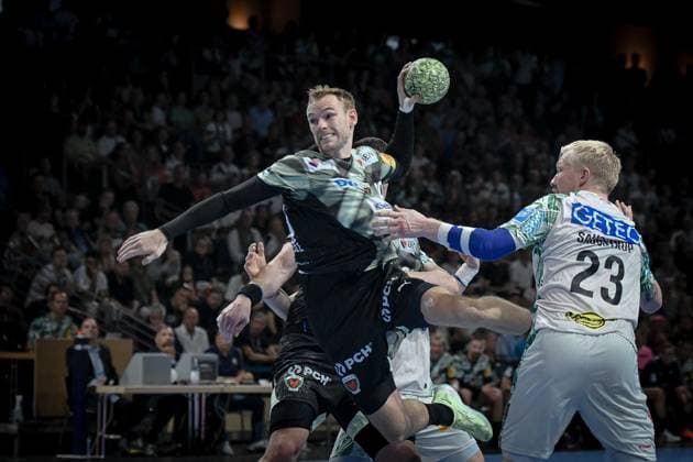 06 09 2025, xlakx, Handball Daikin HBL, Fuechse Berlin SC Magdeburg v l Mathias Gidsel Fuechse Berlin , Magnus Saugstrup SC Magdeburg sets for jump shot Berlin Daniel Lakomski
