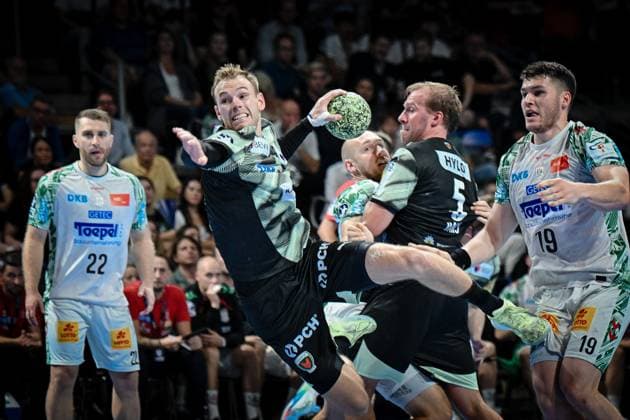 06 09 2025, xlakx, Handball Daikin HBL, Fuechse Berlin SC Magdeburg f l Mathias Gidsel Fuechse Berlin , Max Darj Fuechse Berlin , Elvar Oern Jonsson SC Magdeburg goes for a jump shot Berlin Daniel Lakomski