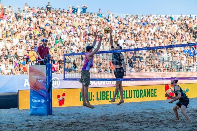 Beach volleyball I German Championships 2025 I Timmendorfer Strand I Day 3 I 06 09 2025 Philipp Konstantin Huster ETV Hamburg jumps to block against Nils Ehlers ETV Hamburg Timmendorfer Strand Schleswig Holstein Germany Copyright: xLobeca JasperxLorenzx