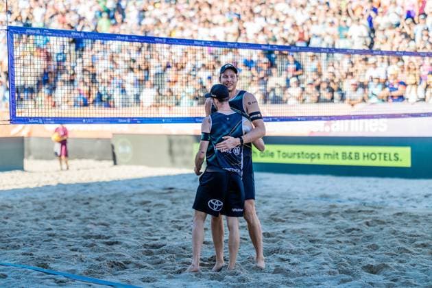 Beach volleyball I German Championships 2025 I Timmendorfer Strand I Day 3 I 06 09 2025 Clemens Wickler in front, ETV Hamburg and Nils Ehlers ETV Hamburg embrace after their victory Timmendorfer Strand Schleswig Holstein Germany Copyright: xLobeca JasperxLorenzx