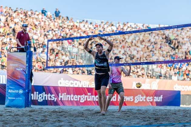 Beach volleyball I German Championships 2025 I Timmendorfer Strand I Day 3 I 06 09 2025 Nils Ehlers ETV Hamburg raises his arms in the air Timmendorfer Strand Schleswig Holstein Germany Copyright: xLobeca JasperxLorenzx