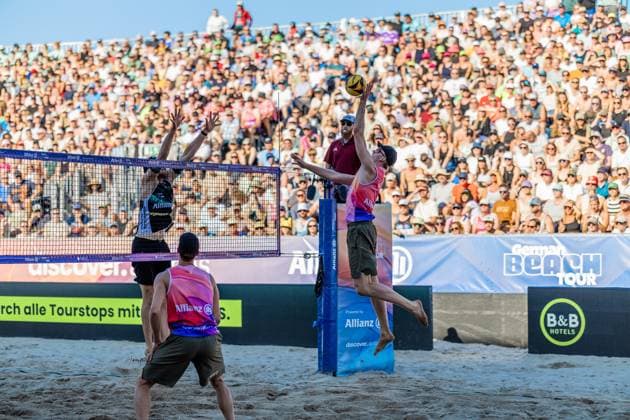 Beach volleyball I German Championships 2025 I Timmendorfer Strand I Day 3 I 06 09 2025 Nils Ehlers ETV Hamburg jumps for the block against Philipp Konstantin Huster ETV Hamburg Timmendorfer Strand Schleswig Holstein Germany Copyright: xLobeca JasperxLorenzx