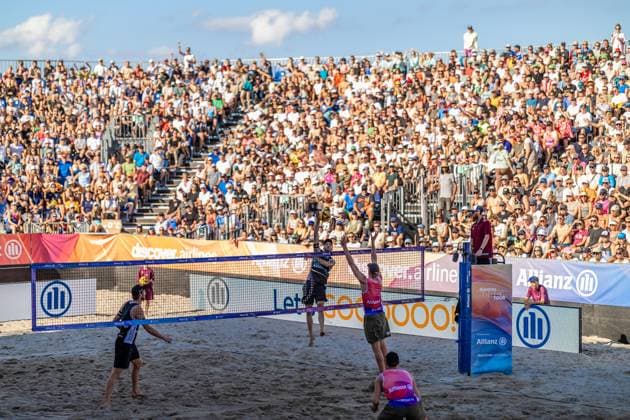Beach volleyball I German Championships 2025 I Timmendorfer Strand I Day 3 I 06 09 2025 Clemens Wickler ETV Hamburg on the attack against Philipp Konstantin Huster ETV Hamburg in front of a full crowd Timmendorfer Strand Schleswig Holstein Germany Copyright: xLobeca JasperxLorenzx
